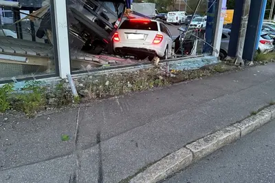 Teenager verursacht schweren Verkehrsunfall – Flucht vor Kontrolle!