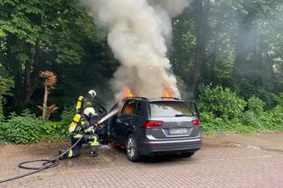 PKW-Brand am Schloßplatz: Feuerwehr Aurich rettet Situation schnell!