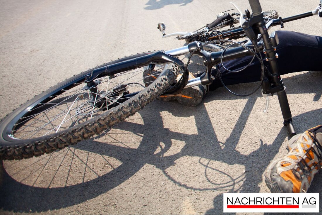 Ein 75-jähriger Fahrradfahrer starb bei einem Verkehrsunfall in Essen. Polizei sucht Zeugen des Vorfalls an der Kreuzung.