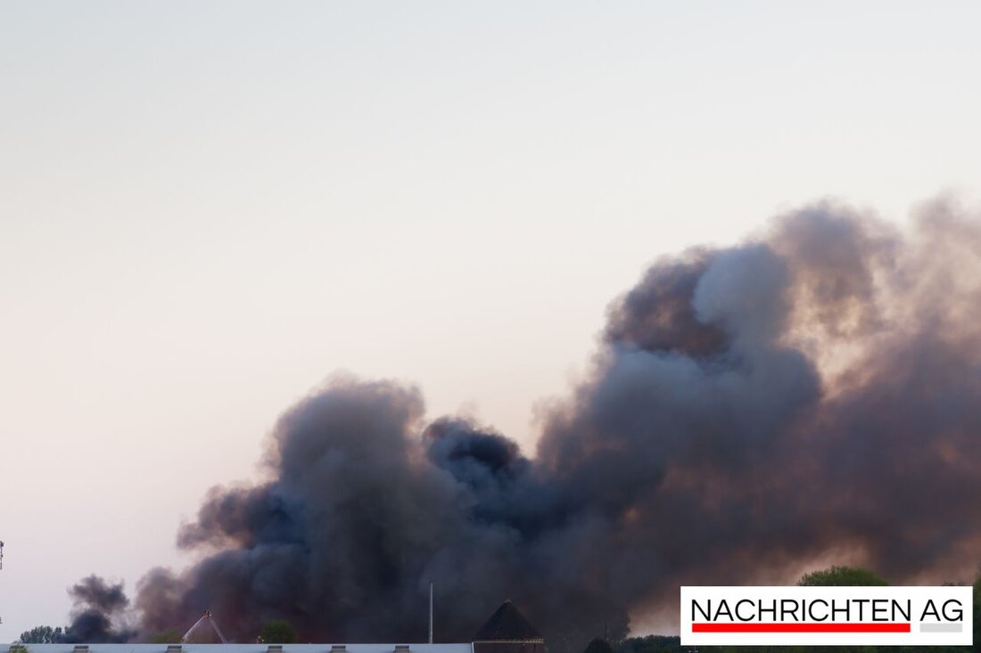 In der Karlsruher Nordweststadt entbrannte in der Nacht ein Wohnhausbrand, der einen großen Einsatz von Feuerwehr und Polizei erforderte.