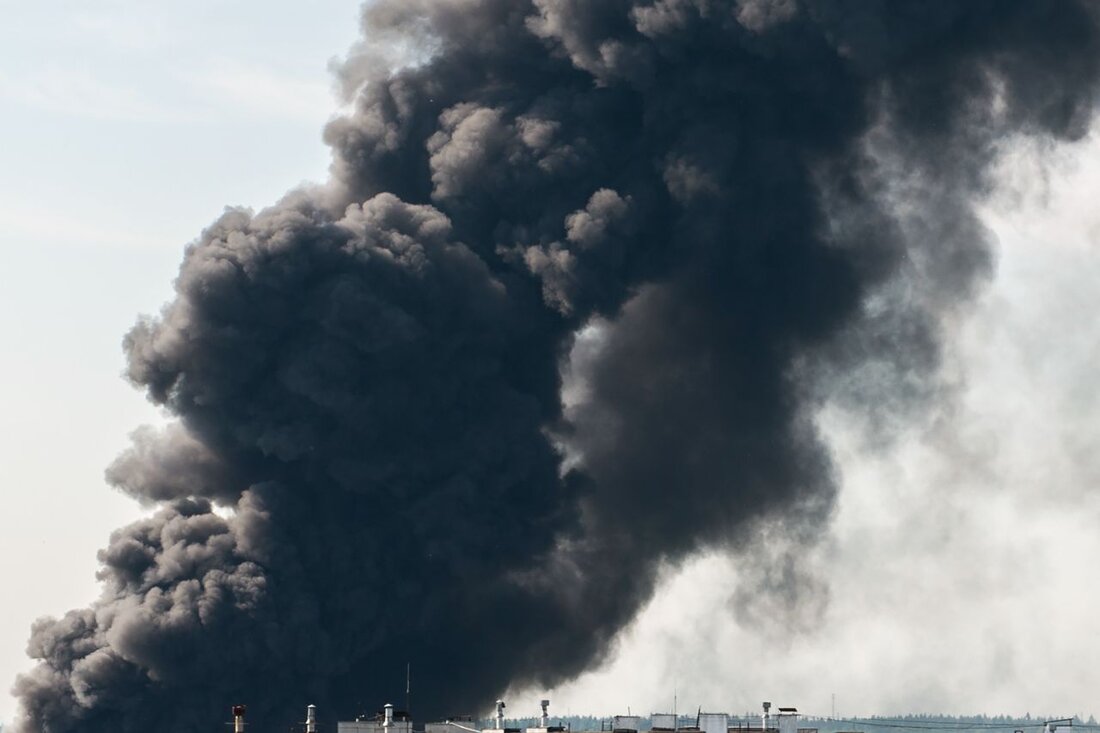 Brand in leerstehendem Gebäude in Heidelberg verursacht 15.000 Euro Sachschaden. Zeugen gesucht. Verkehr kurzzeitig gesperrt.