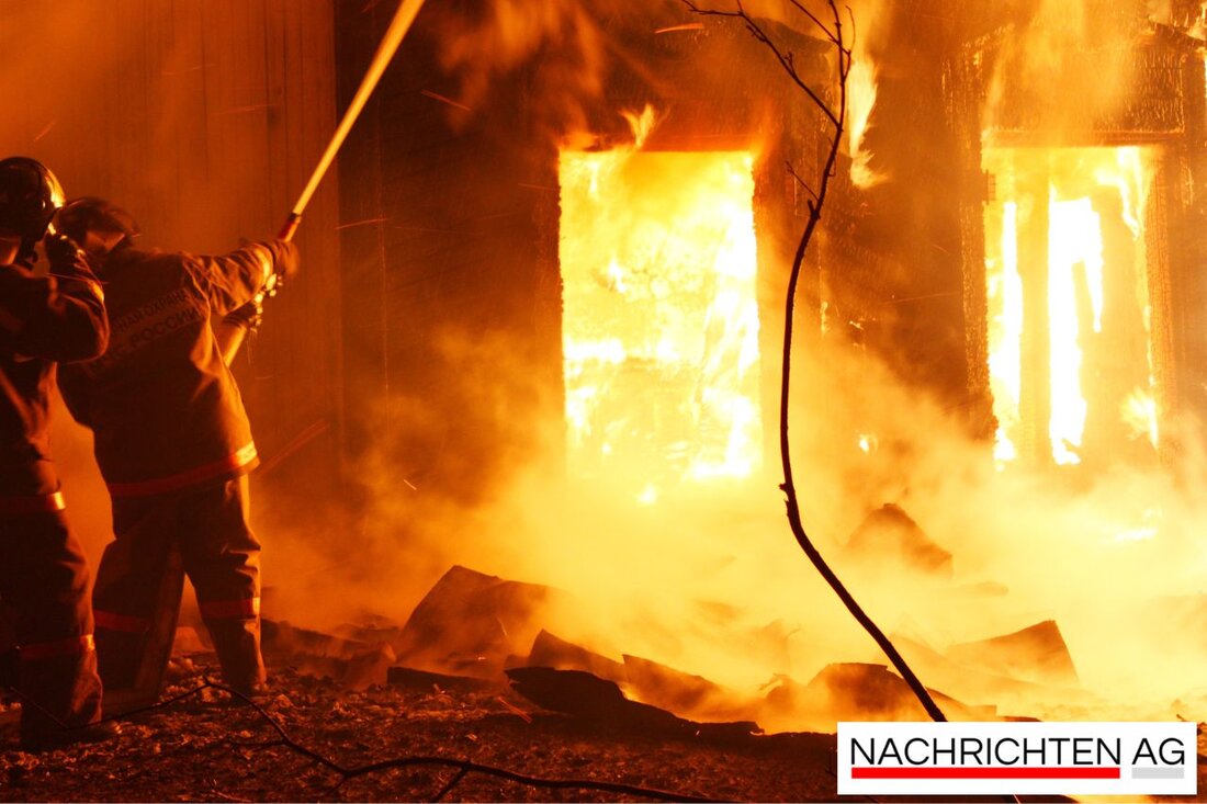 Feuerwehr Wuppertal löschte Brand im Keller eines Mehrfamilienhauses in Gosenburg. Keine Verletzten, 4 Personen gerettet.