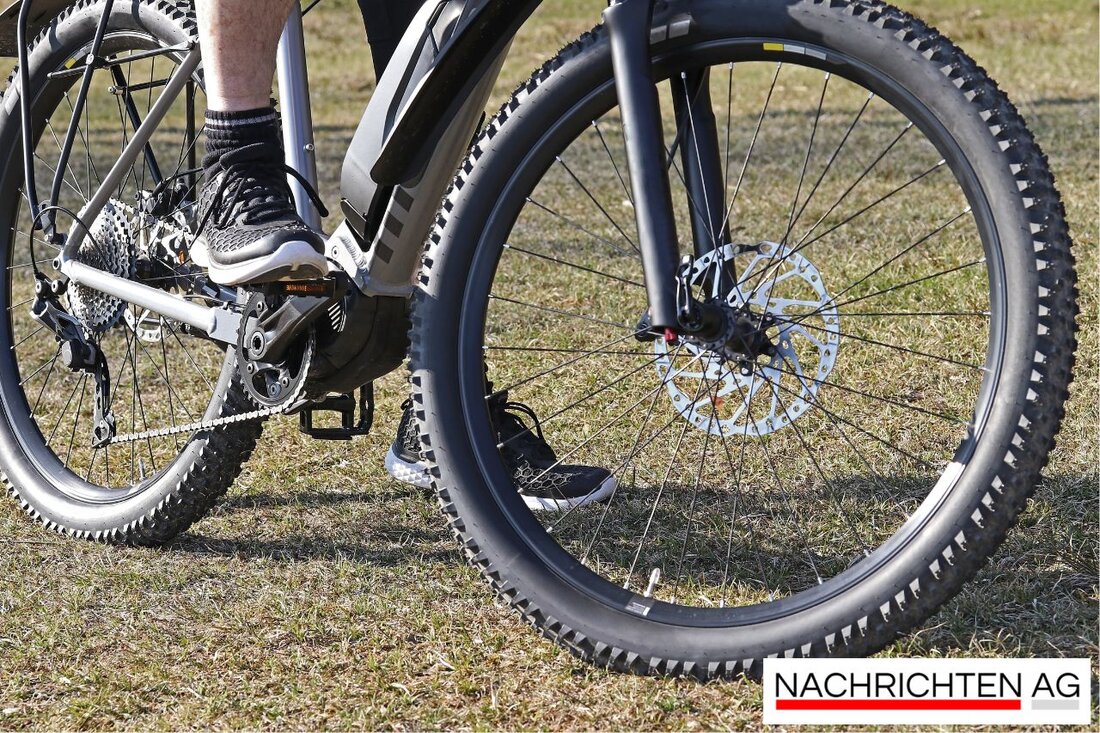 Unbekannte stahlen zwei E-Bikes in Schopfheim. Zeugen gesucht, die verdächtige Personen in der Bachtalstraße gesehen haben.