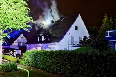 Dachstuhlbrand in Essen-Bredeney: Blitzschlag entfacht Flammeninferno!