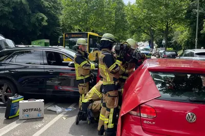 Schwerer Unfall in Essen: Feuerwehr rettet verletzte Fahrerin aus Auto!