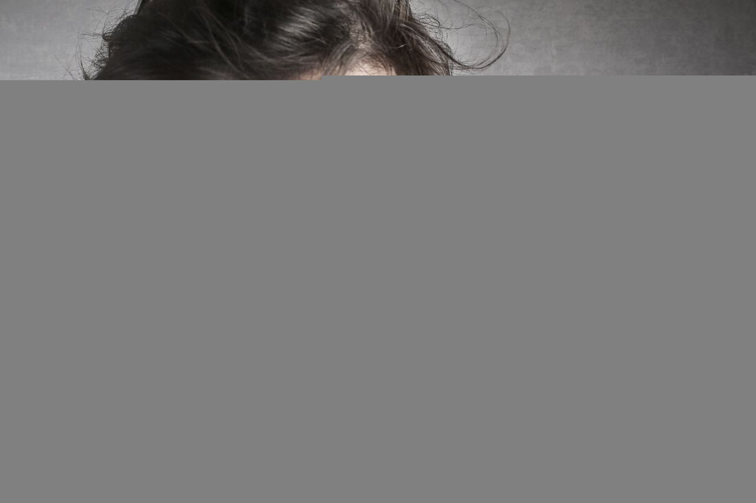 Unbekannter belästigt zwei Schülerinnen in Coburg. Polizei sucht Zeugen nach Vorfall am 23. Mai 2025. Hinweise erbeten.