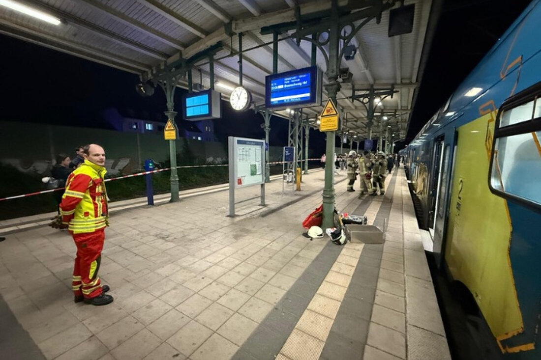 Freiwillige Feuerwehr Lehrte rettet Fahrgast, der in Zug eingeklemmt war. Aufwendige Aktion dauerte eineinhalb Stunden.