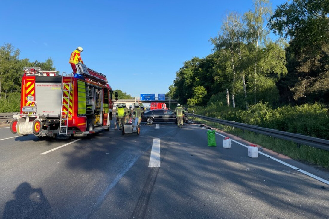 Verkehrsunfall auf der A7: PKW kollidiert mit LKW, verhindert Rettungszugang. Feuerwehr sichert die Einsatzstelle und versorgt den Verletzten.
