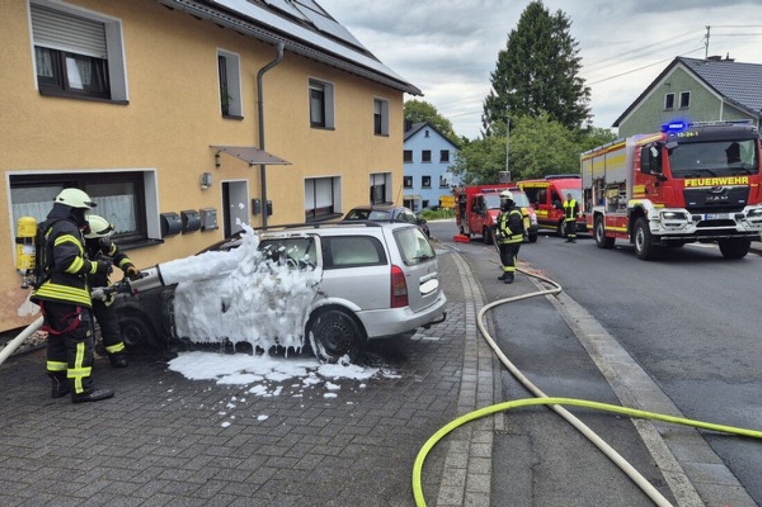 Am 24.05.2025 brannte ein PKW in Rotenhain vollständig aus. Rauch drang ins Mehrfamilienhaus, aber glücklicherweise gab es keine Verletzten.