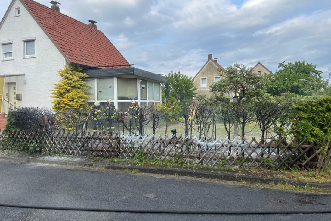 Aufmerksame Nachbarn verhindern in Celle die Ausbreitung eines Heckenbrands. Feuerwehr bringt Feuer schnell unter Kontrolle.