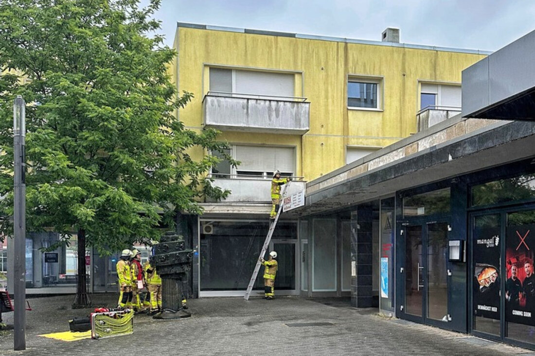 Feuerwehr Grevenbroich rettete am 24. Mai 12 Personen aus einem brennenden Mehrfamilienhaus in der Innenstadt.