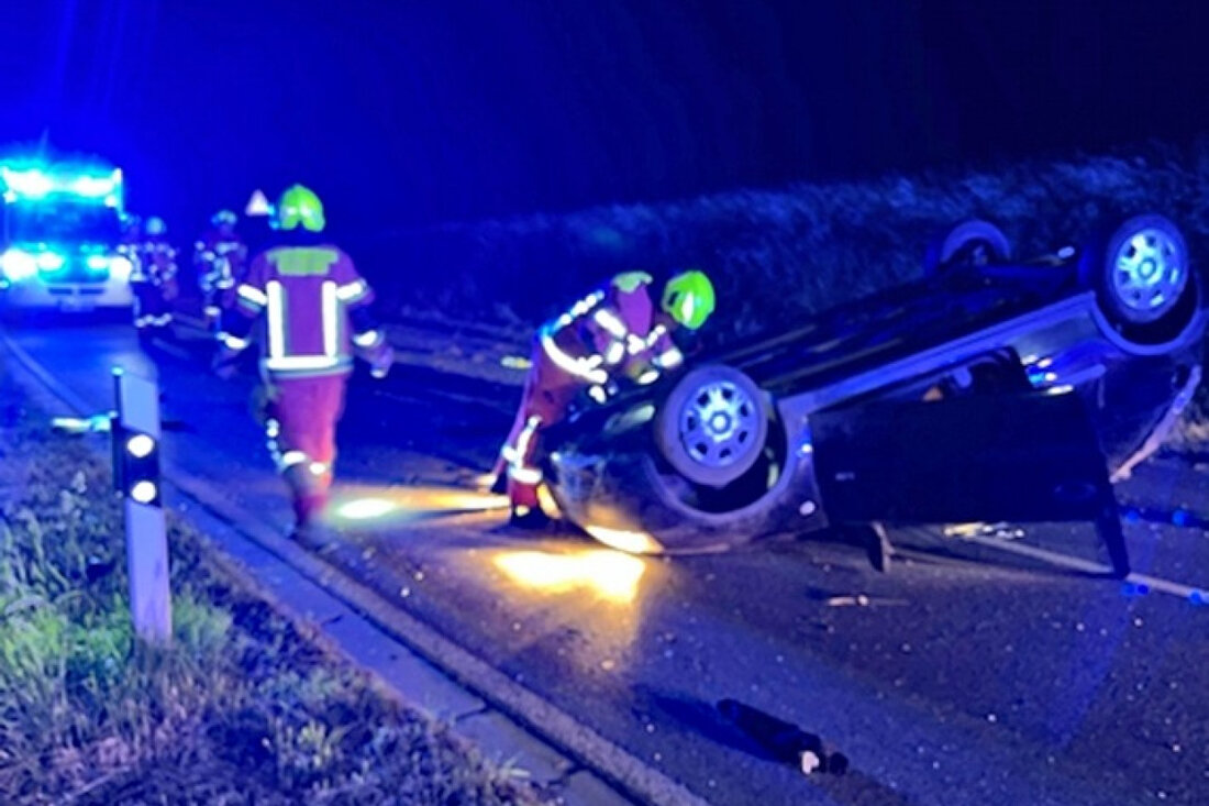 In Velbert verletzte sich ein 22-Jähriger bei einem Alleinunfall schwer. Das Fahrzeug, ein Opel Corsa, wurde total beschädigt.