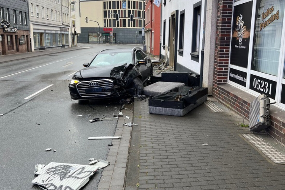 Ein 22-Jähriger fuhr betrunken in Detmold gegen Bordsteine und eine Hauswand. Er wurde ins Klinikum gebracht, sein Führerschein sichergestellt.