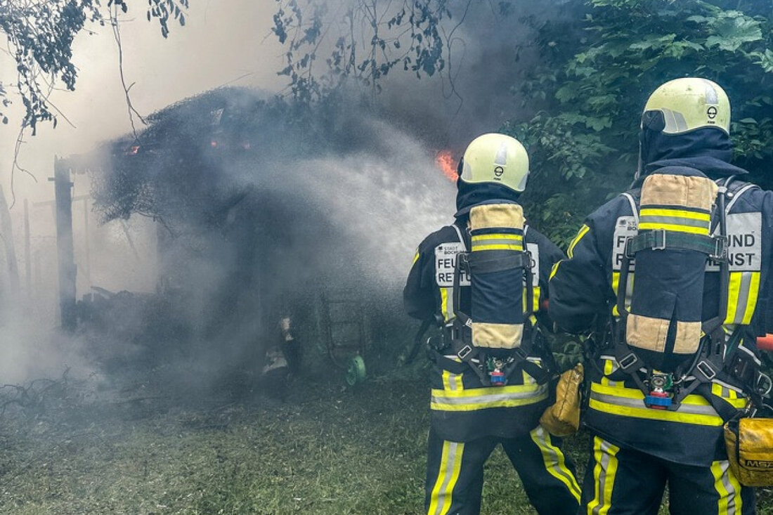 Am Samstagnachmittag brannte eine Gartenlaube an der Harpener Straße in Bochum. Feuerwehr verhinderte Schlimmeres.