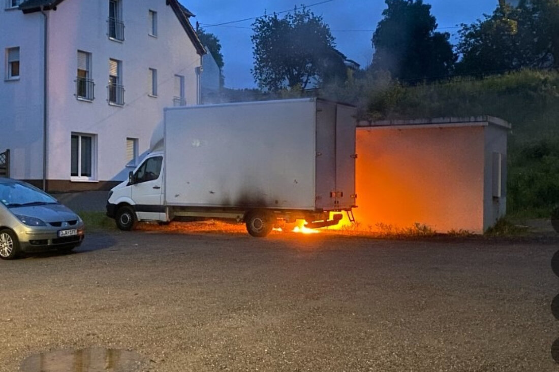 In Hermeskeil wurde am 25.05.2025 ein 7.5 t Kastenwagen vorsätzlich in Brand gesetzt. Die Polizei sucht Zeugen.