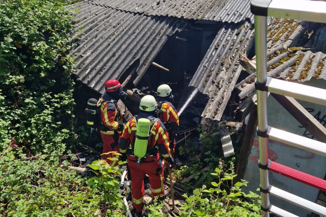 Feuerwehr Düren löst Brand in alter Gärtnerei aus. Schnelle Intervention verhindert Ausbreitung. 40 Einsatzkräfte vor Ort.