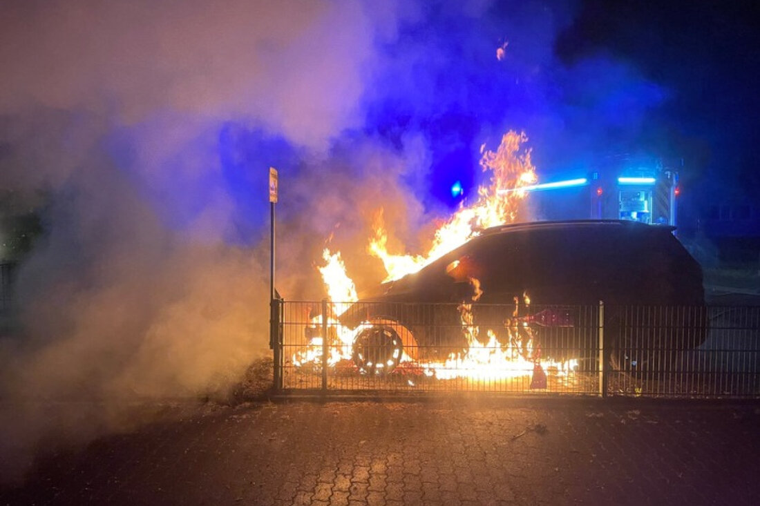 In der Nacht zum 25. Mai 2025 wurde die Freiwillige Feuerwehr Lage zu einem PKW-Brand in der Lindenstraße gerufen.