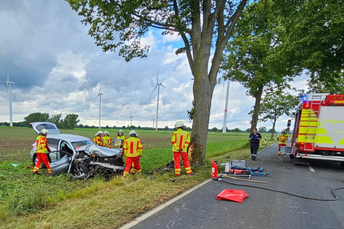 Schwerer Verkehrsunfall zwischen Sievershausen und Schwüblingsen: PKW kollidiert mit Baum, Fahrer und Kind lebensgefährlich verletzt.