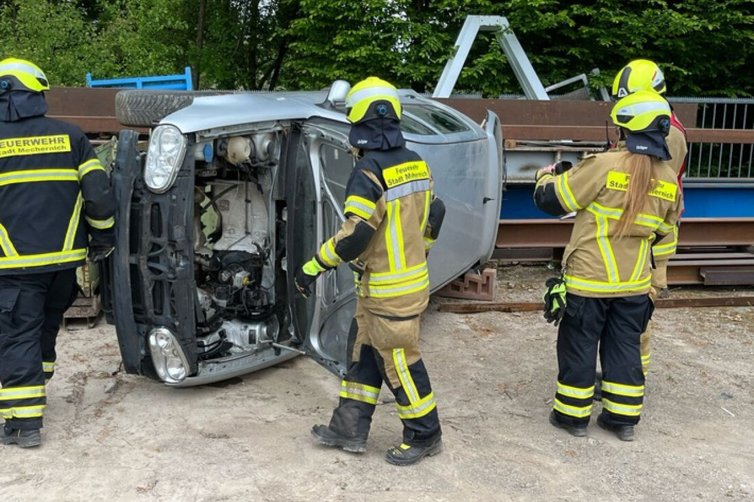 Am 17. Mai 2025 übt der Löschzug 2 der Freiwilligen Feuerwehr Mechernich praxisnah die technische Hilfeleistung bei Unfällen.
