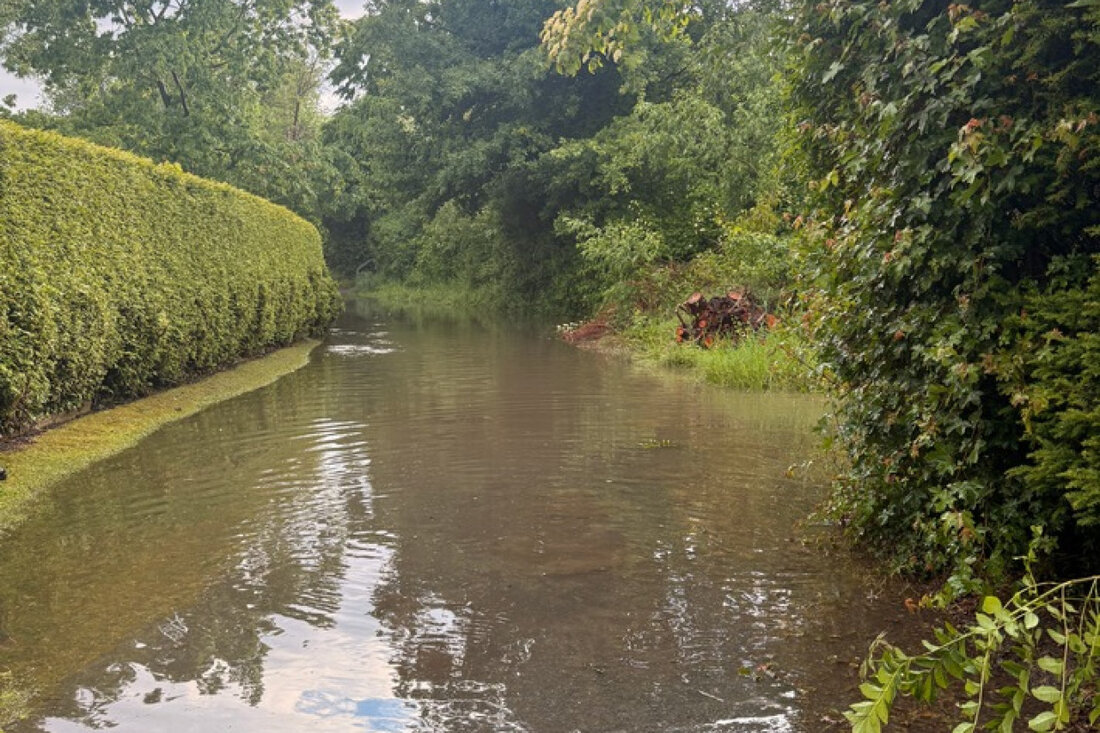 Die Feuerwehr Detmold musste nach starkem Regen am Sonntag mehrere Einsätze durch Überflutungen in der Nordstraße und am Potsdamer Weg bewältigen.