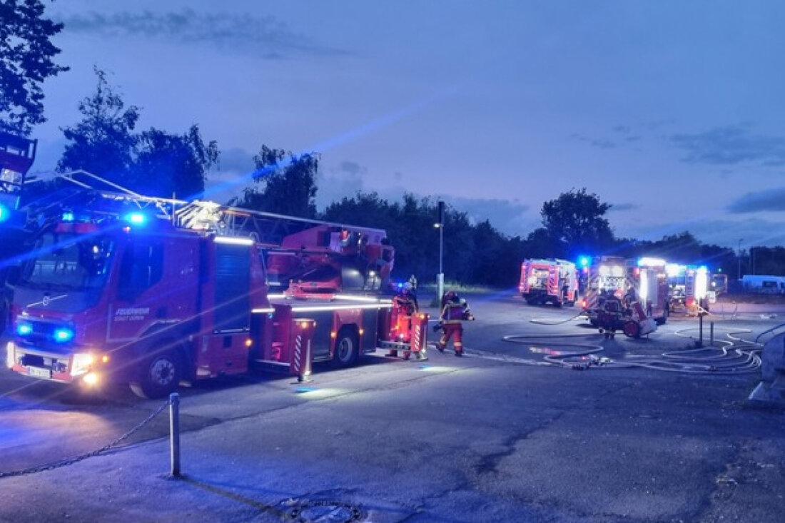 Feuerwehr Düren rückt zu Brand in leerstehendem Gebäude aus. Personen gerettet, Brand schnell gelöscht. Keine Verletzten.