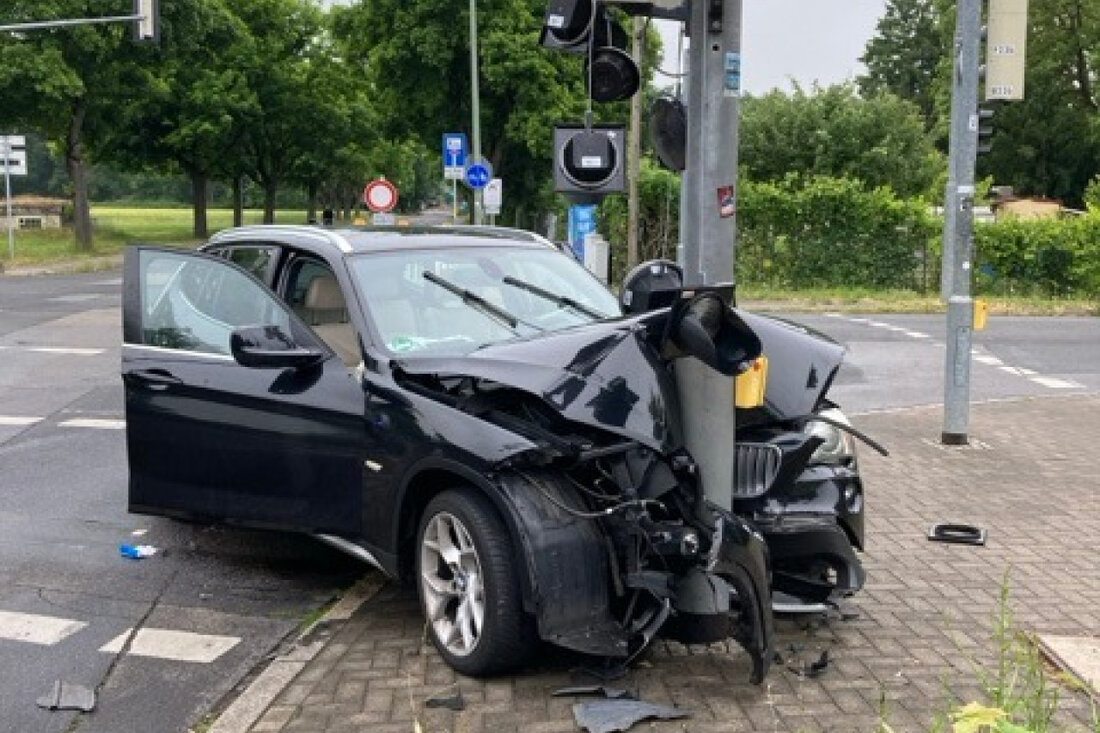 Frontaler Zusammenstoß eines BMW X1 mit einem Ampelmast in Offenbach: Fahrer und Beifahrer flüchteten, zwei Rücksitzinsassen schwer verletzt.