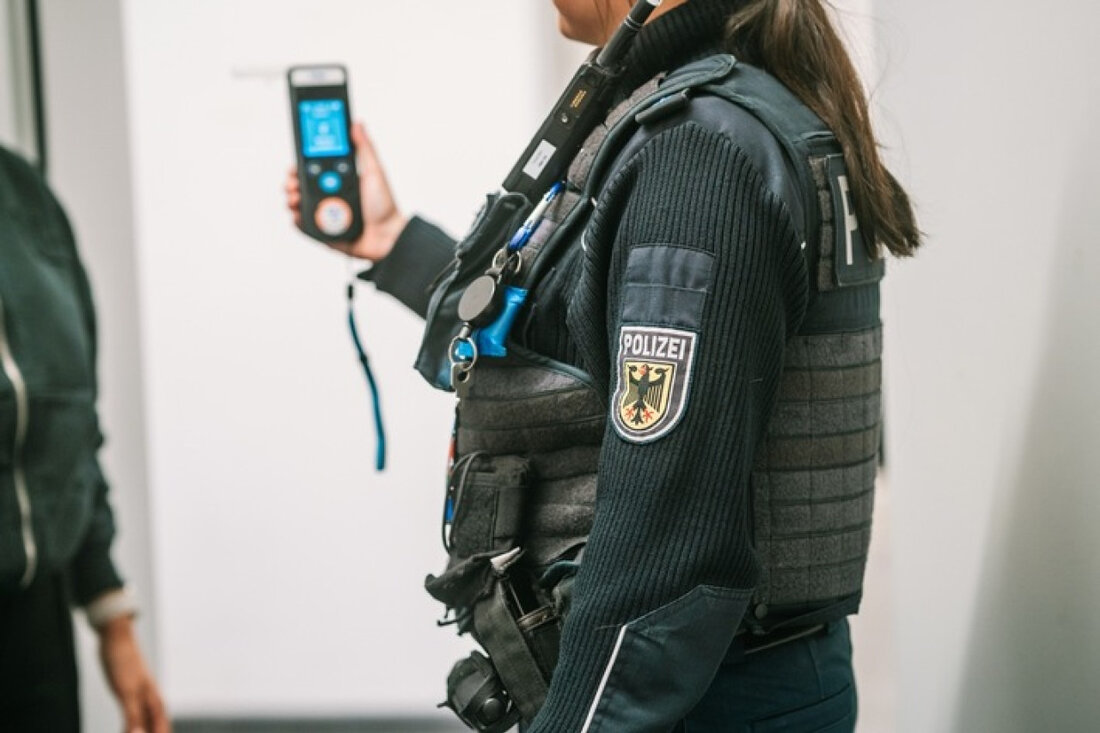 Bundespolizei stoppt einen 38-Jährigen in Herzogenrath: Fahren ohne Fahrerlaubnis und unter Alkoholeinfluss. Maßnahmen eingeleitet.