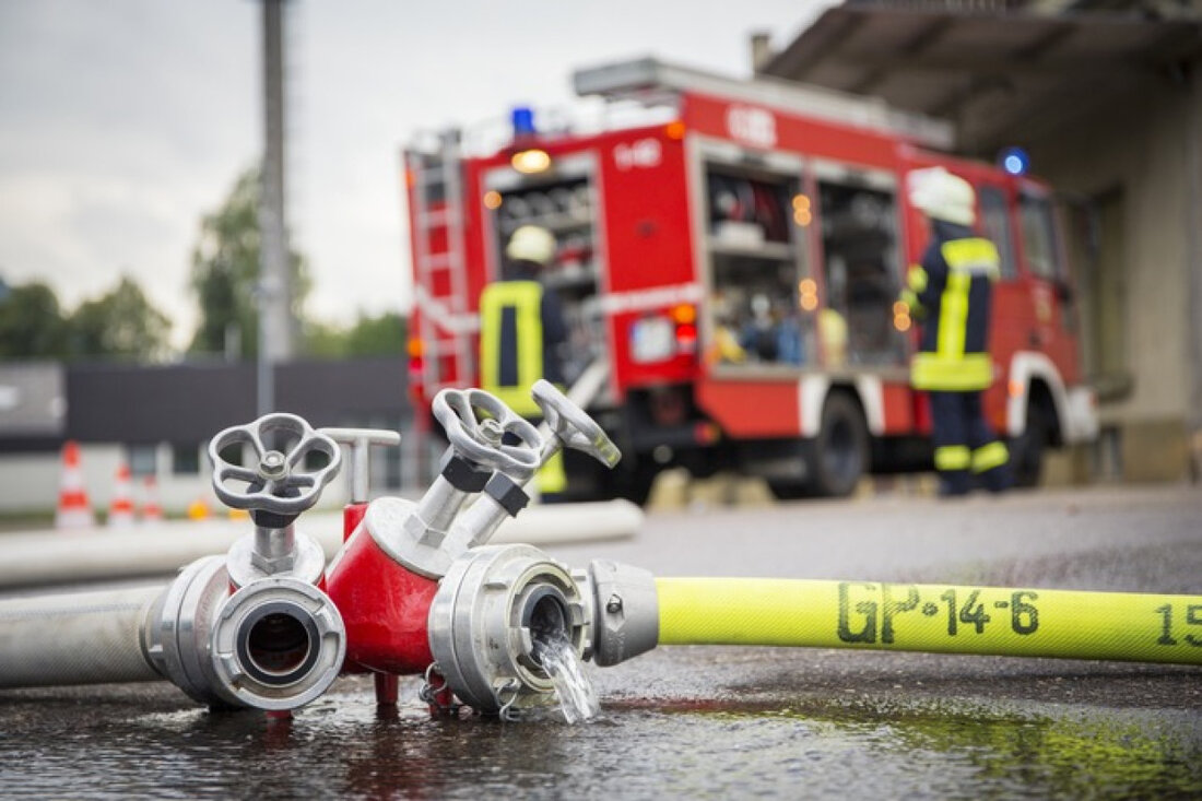 In Erkrath brach am 24. Mai 2025 ein Küchenbrand aus. Polizei ermittelt wegen fahrlässiger Brandstiftung, Schaden: 20.000 Euro.