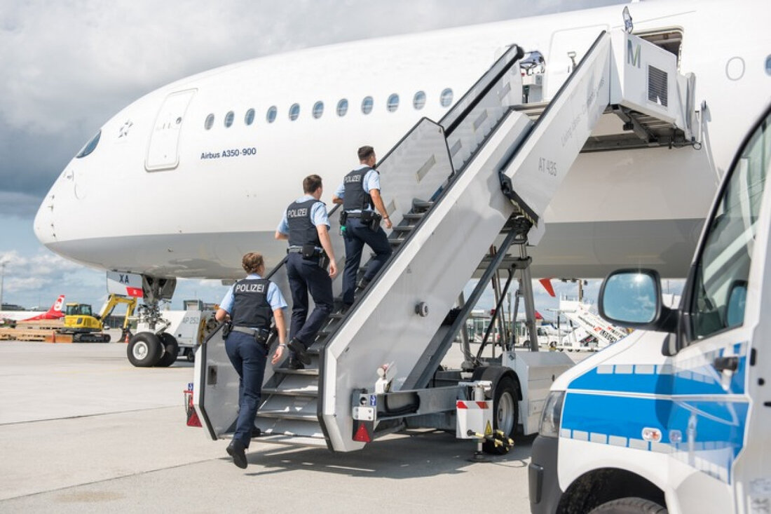 Bundespolizei München stoppt rauchenden Passagier und gesuchte Straftäterin bei Flügen aus Charlotte am Flughafen München.