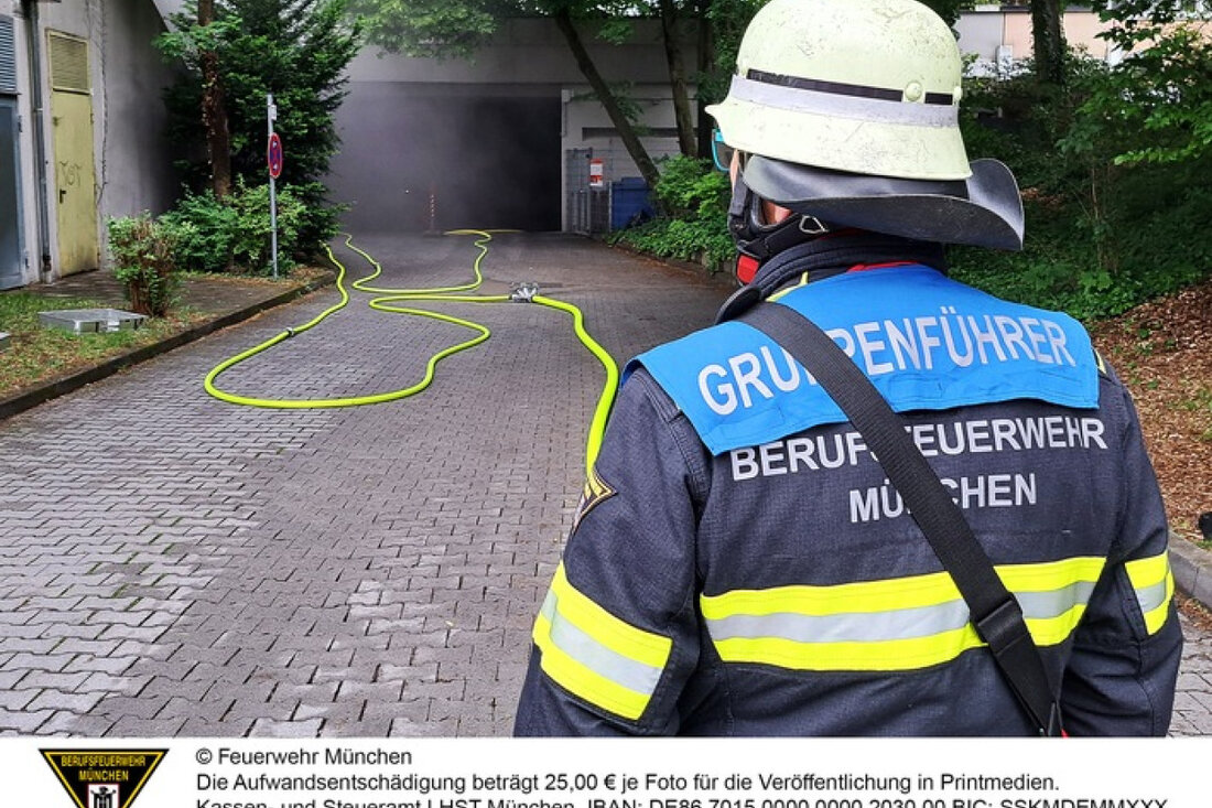 Erfahren Sie im Wochenendrückblick der Feuerwehr München vom 24. bis 26. Mai 2025 von mehreren Einsätzen, darunter ein Carportbrand und ein Tiefgaragenbrand.