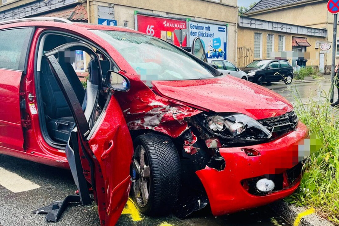 Bei einem Verkehrsunfall in Duisburg-Wedau verletzten sich mehrere Personen, darunter eine schwer. Ein 81-Jähriger geriet beim Abbiegen mit einem 19-Jährigen in Konflikt.
