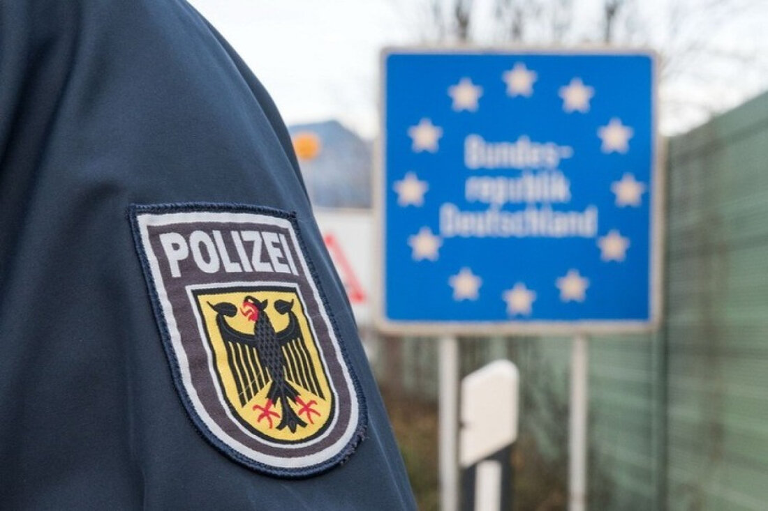 Die Bundespolizei Bad Bentheim vollstreckt einen Haftbefehl gegen einen 35-Jährigen, der durch Geldzahlung einer Strafe entkam.
