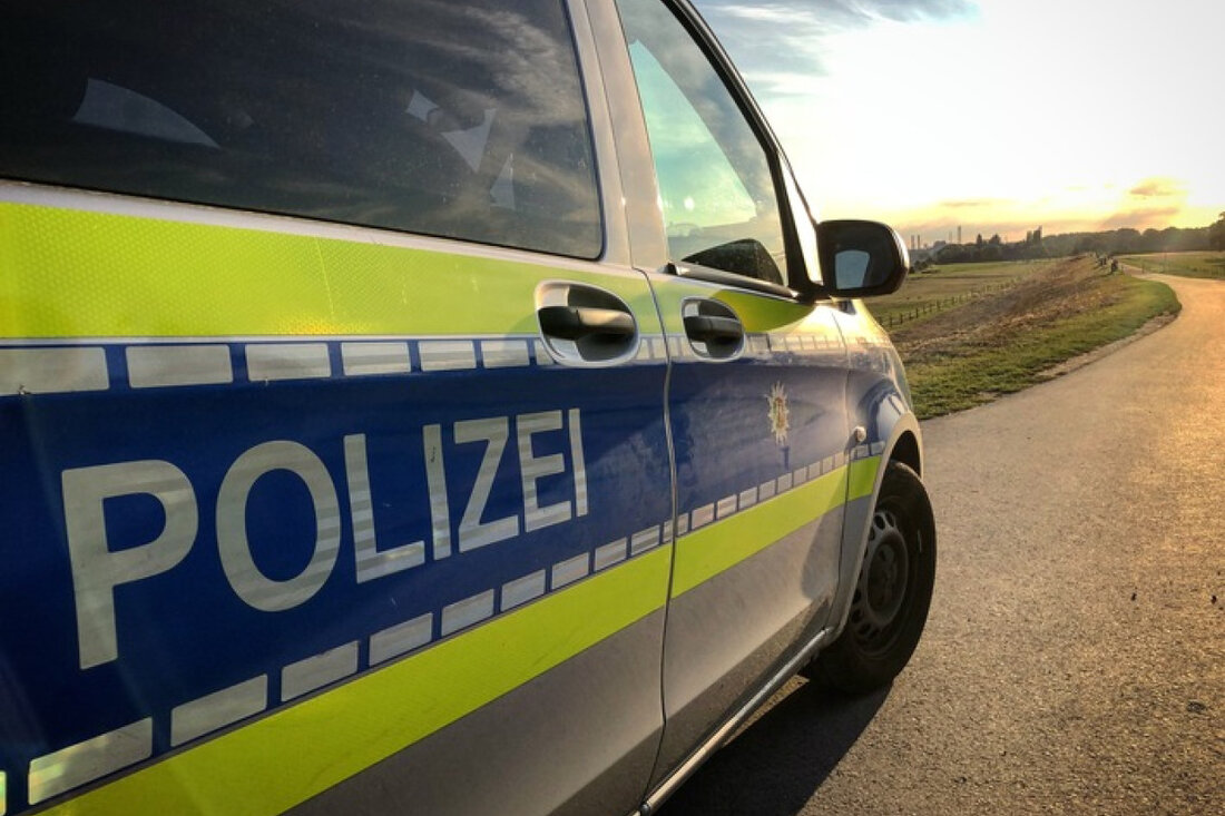 Die Polizei Mettmann informiert am 4. Juni 2025 auf dem Warringtonplatz in Hilden über sicheres Reisen und Urlaubstipps.
