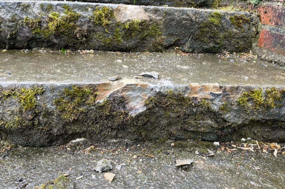 Unbekannte beschädigten zwischen 11. und 23. Mai 2025 die Steintreppe an der Wallstraße in Rees. Zeugen gesucht!