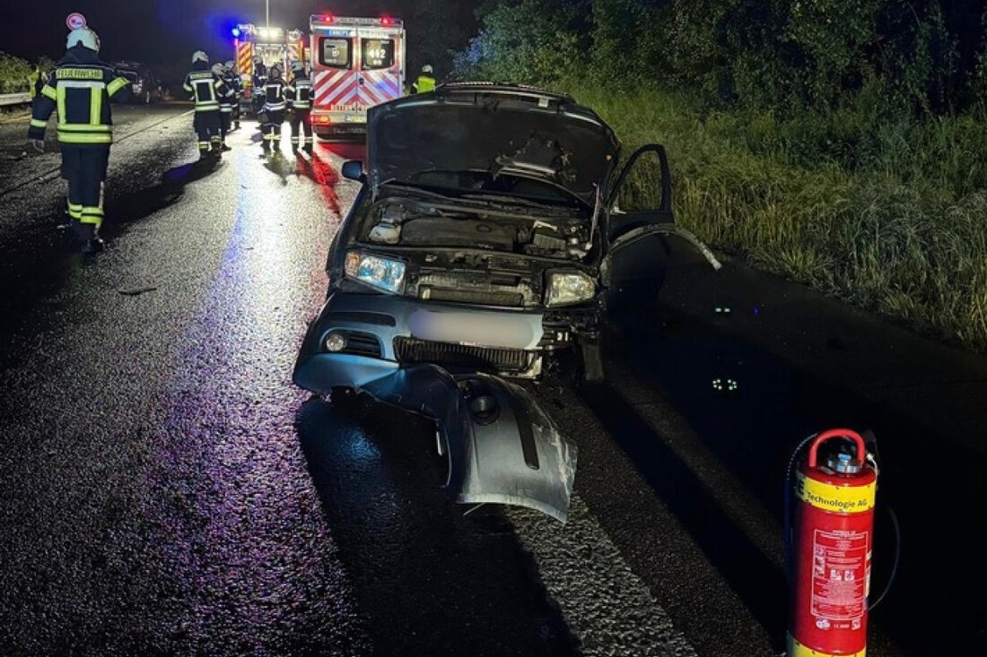 Am Sonntagabend ereignete sich ein schwerer Verkehrsunfall auf der BAB 43, bei dem drei Personen verletzt wurden. Feuerwehr und Rettungsdienst sicherten die Unfallstelle und beseitigten Ölverschmutzungen nach einem hydraulischen Defekt an einem Schwertransporter.