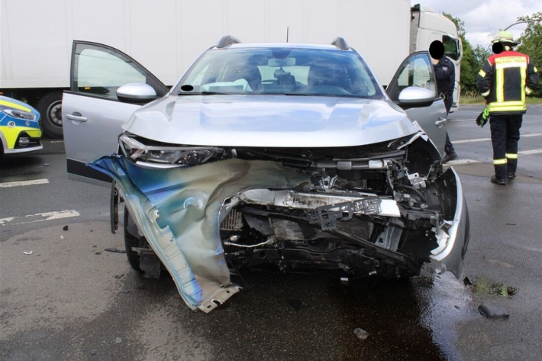 In Rahden kam es zu einem Kreuzungsunfall zwischen einem Dacia und einem Mercedes-Benz, bei dem zwei Personen leicht verletzt wurden.