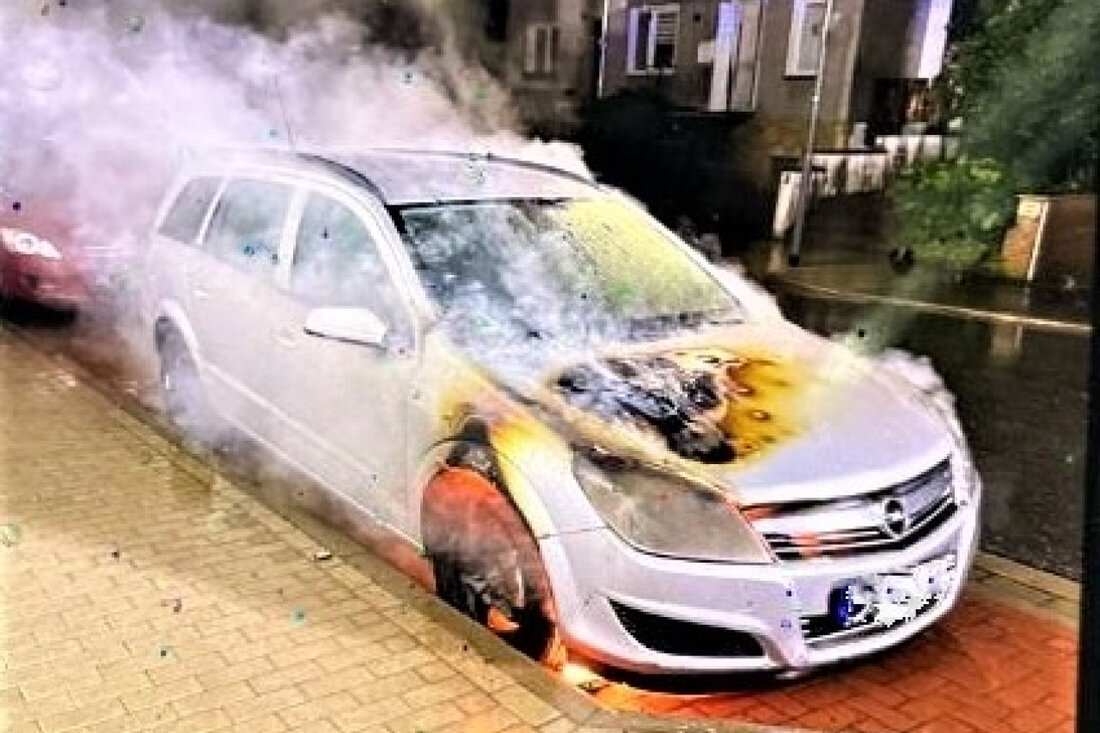 Unbekannter Täter setzt Opel in Nordhausen in Brand. Feuerwehr löscht, Kripo sucht Zeugen. Hinweise unter 03631/960.