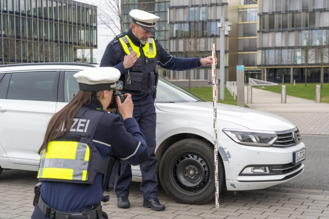Die Polizei Mettmann berichtet von Verkehrsunfallfluchten in Langenfeld. Hinweise erbeten zur Aufklärung des Falls.