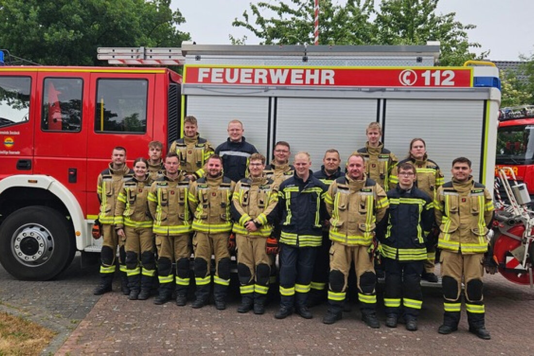 Freiwillige Feuerwehren aus Xanten, Sonsbeck und Alpen schlossen erfolgreich den Interkommunalen Grundlehrgang ab - praktische Prüfung in Sonsbeck.