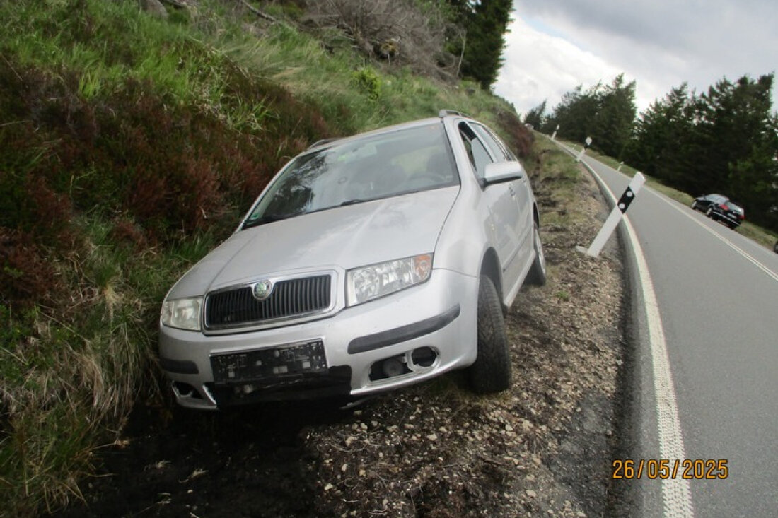 Verkehrsunfall auf der B242 bei der Magdeburger Hütte: Eine 58-Jährige blieb unverletzt, Schäden ca. 4.000 EUR. Hinweise erbeten.