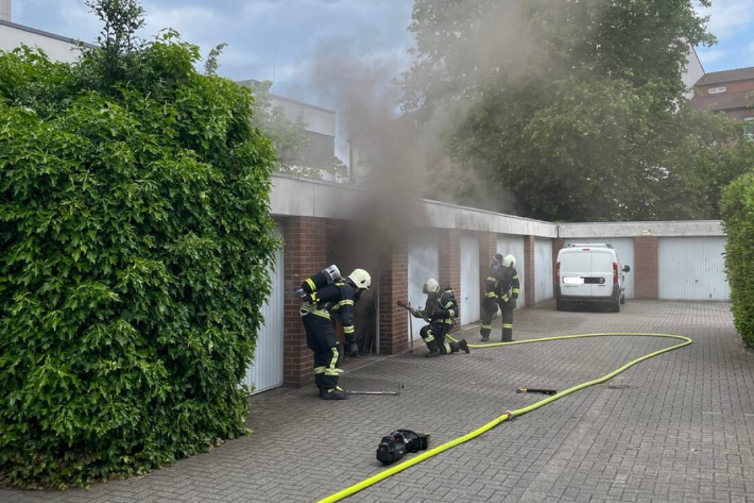 Feuerwehr Dinslaken löscht Garagenbrand in der Innenstadt. Glücklicherweise keine verletzten Personen. Brandursache war technischer Defekt.
