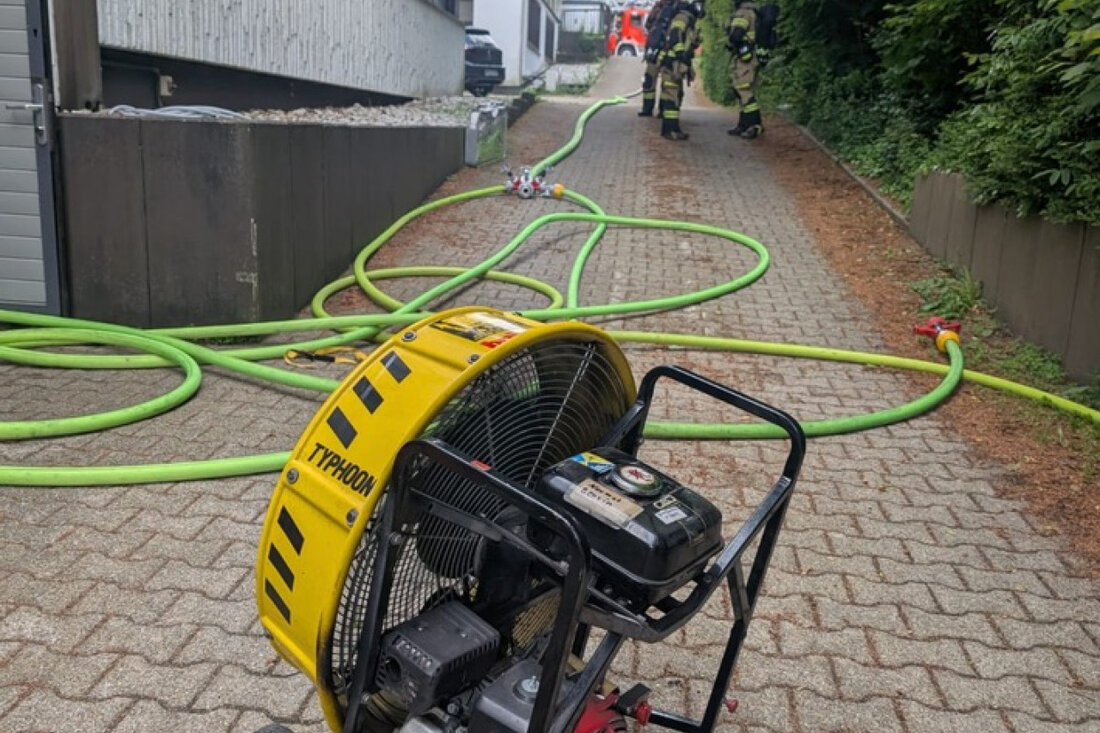Freiwillige Feuerwehr Breckerfeld bekämpfte Brände und Ölspuren am 26.05.2025 in mehreren Stadtteilen. Schnelle Einsätze verhinderten Schlimmeres.