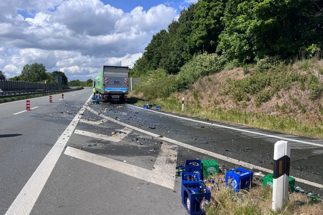 Ein Getränkelaster verlor am 26.05.2025 in der Anschlussstelle Westerstede seine Ladung, was zu erheblichen Verkehrsbehinderungen führte.