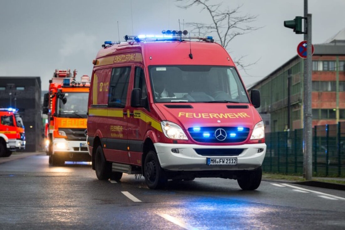 Feuerwehr Mülheim rückte nach Ölfilm auf der Ruhr aus. Kraftstoffaustritt auf Arbeitsplattform sorgte für schnelle Maßnahmen.