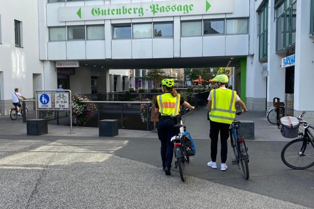 Die Polizei in Osnabrück führte eine Kontrolle des Radverkehrs durch und stellte 124 Verstöße fest, darunter häufig Handy-Nutzung.