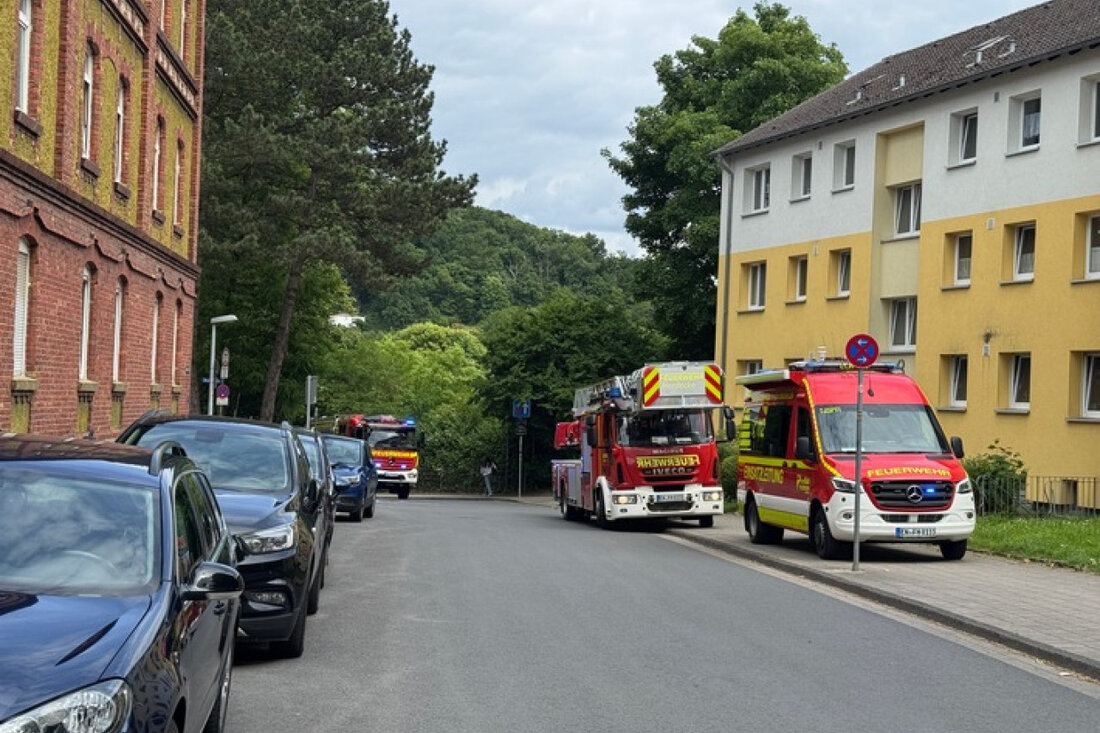 Feuerwehr Herdecke kämpfte am Montag gegen einen Küchenbrand in der Breddestraße. Alle Personen blieben unverletzt.