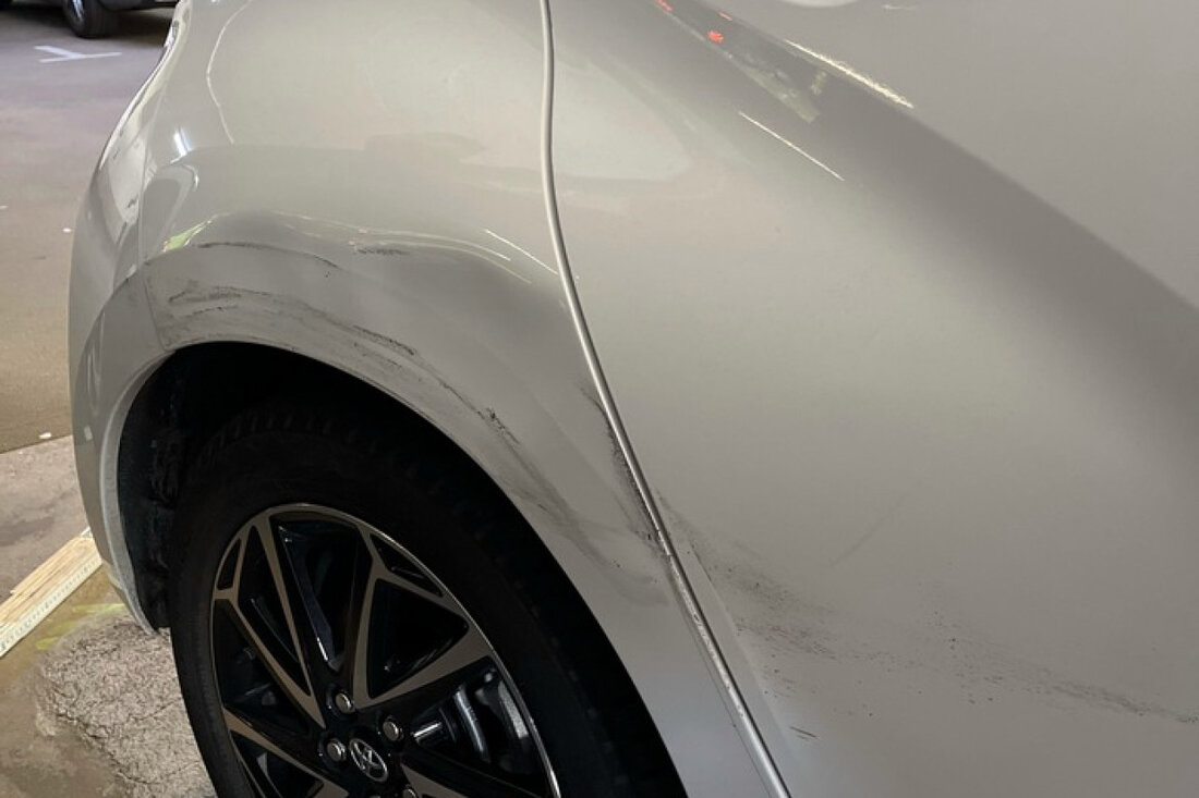 Ein 87-jähriger Toyota-Fahrer touchierte ein geparktes Auto in Hagen und entfernte sich von der Unfallstelle. Polizei ermittelt.