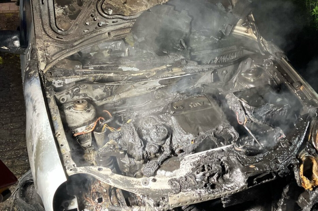 Nach einem PKW-Brand in Aachen ermittelt die Kriminalpolizei. Ein Anwohner meldete das Feuer in der Virchowstraße.