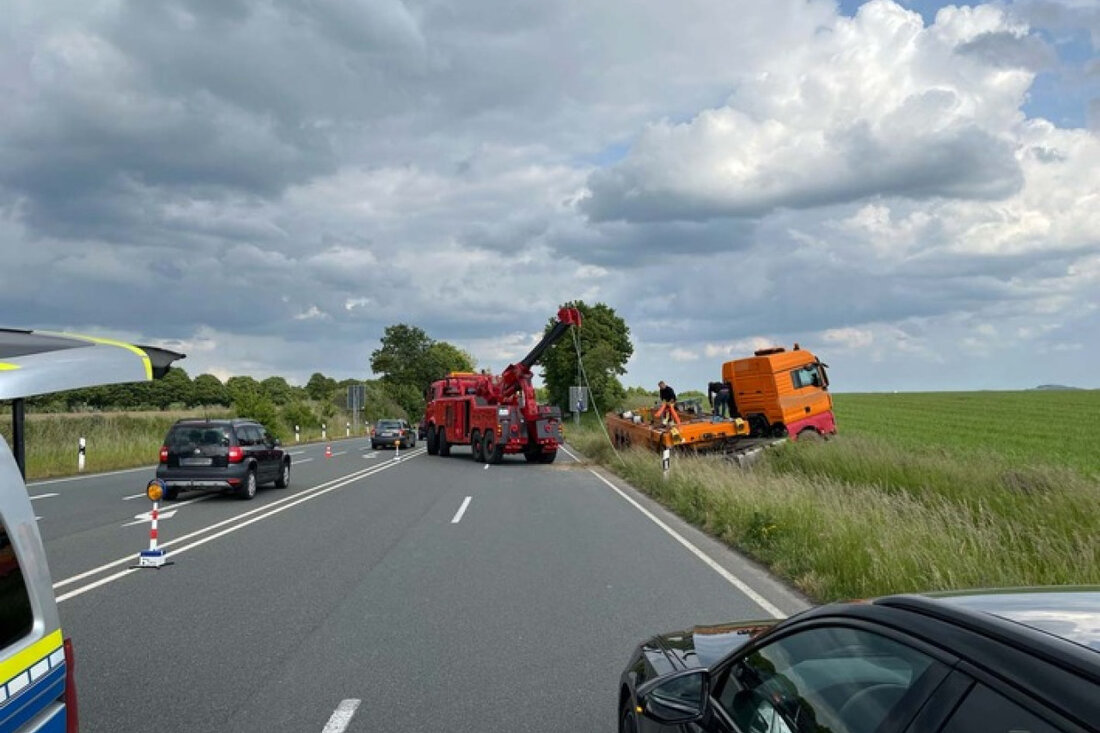 Ein Lkw-Fahrer verunfallte in Bad Salzuflen nach Alkoholgenuss. Er wurde leicht verletzt; Führerschein beschlagnahmt.