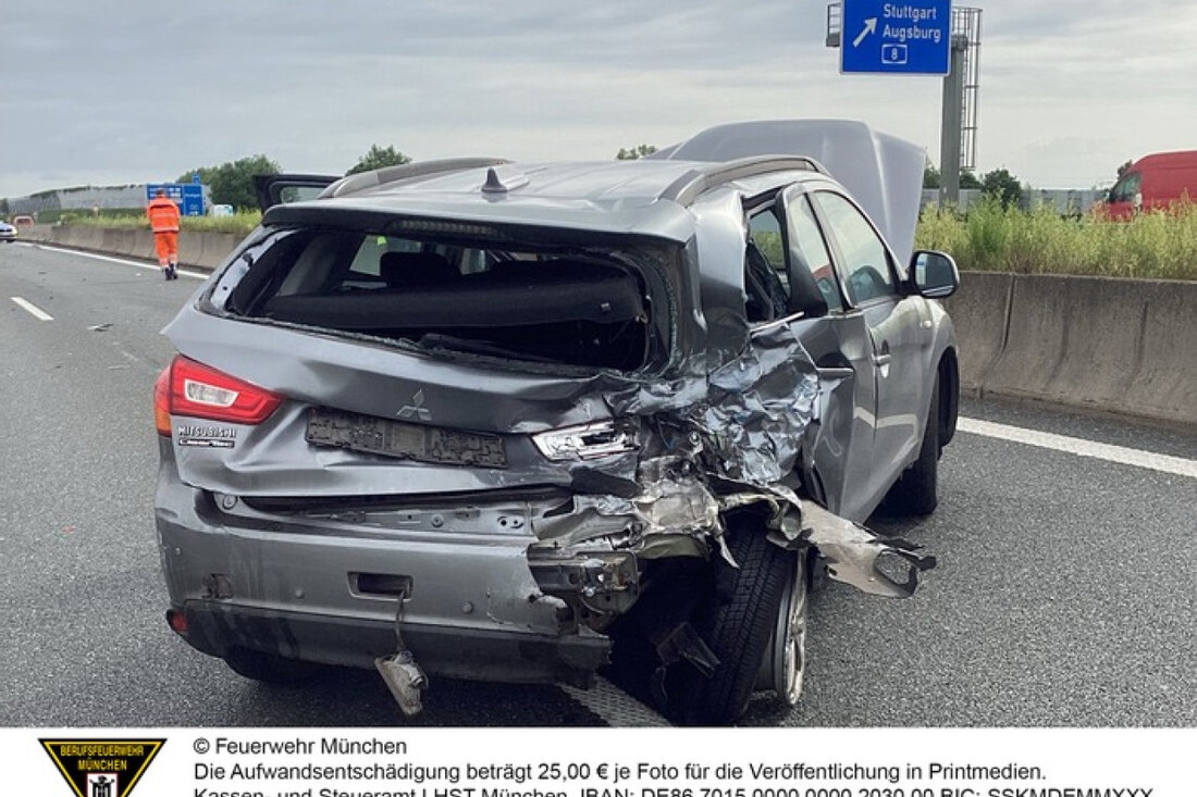 In Lochhausen kam es am 27. Mai 2025 auf der A 99 zu einem Verkehrsunfall zwischen zwei Pkw. Ein Insasse wurde leicht verletzt.